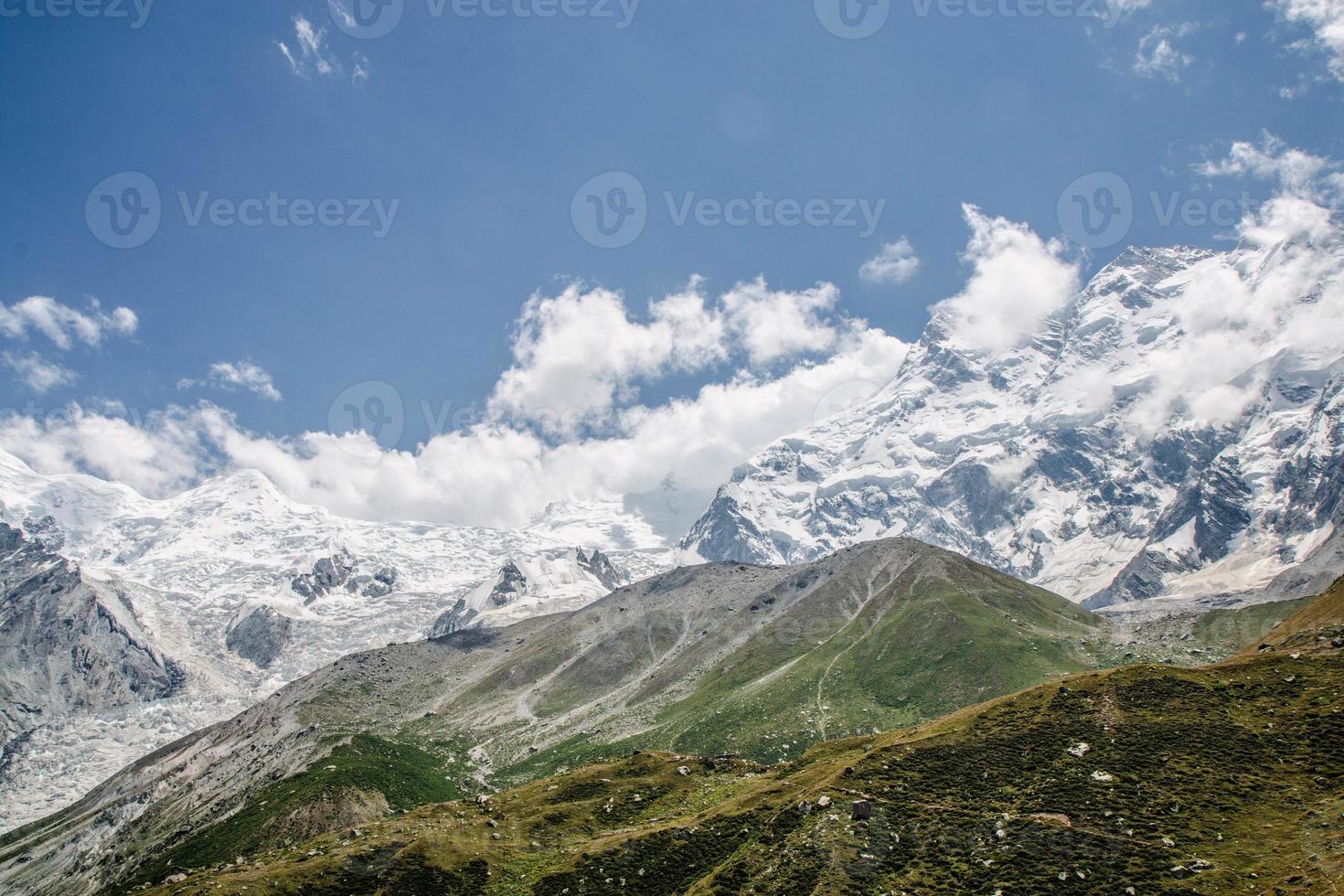 Fata prati nanga parbat bellissimo paesaggio montagne Visualizza foto