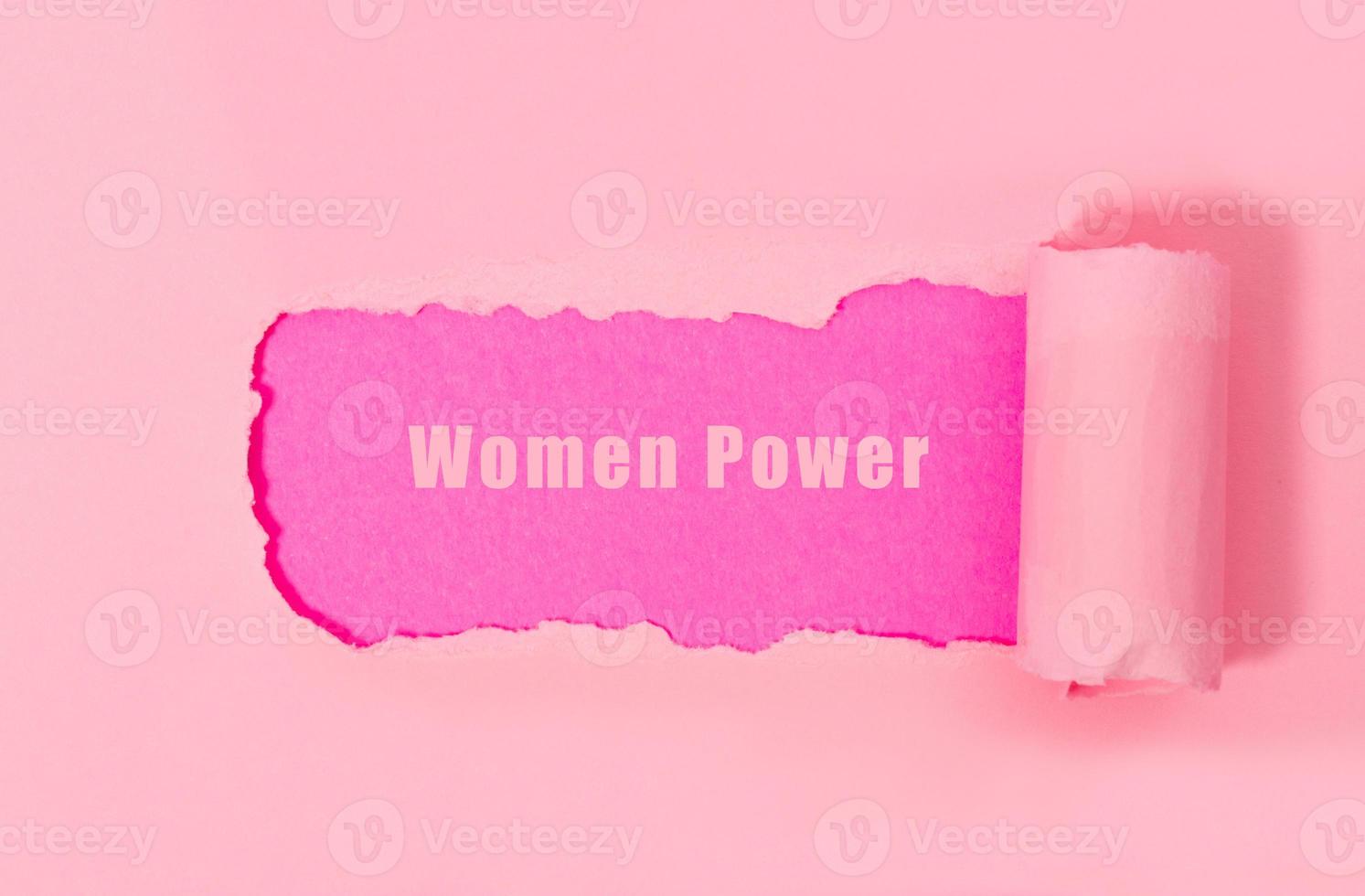 superiore Visualizza di rosa strappato carta su rosa sfondo. foto