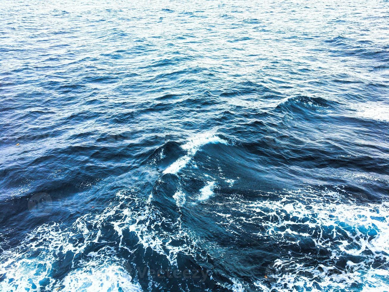 il onde di il mare acqua. oceano sfondo foto