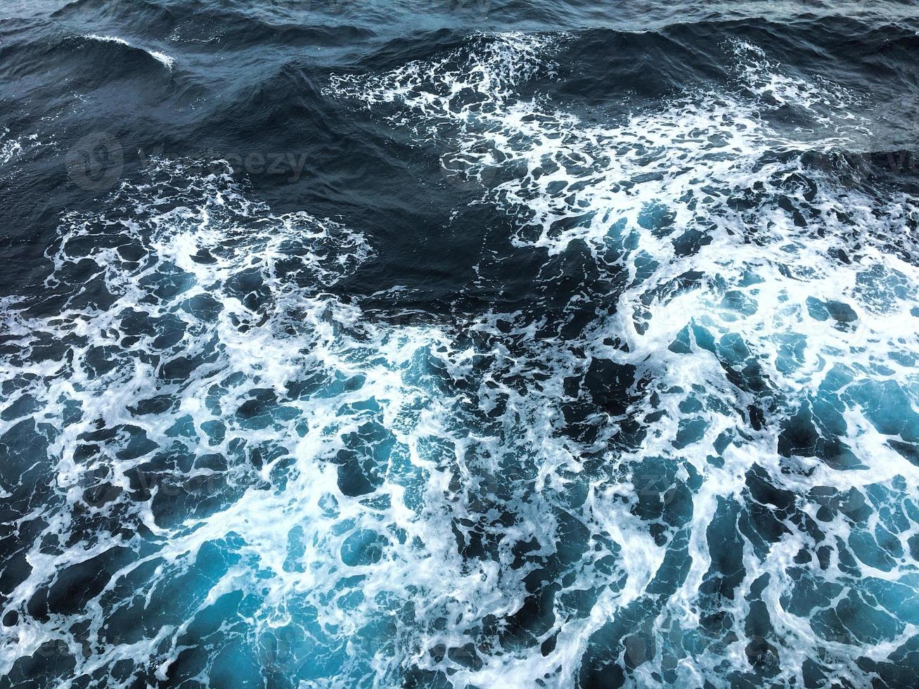 il onde di il mare acqua. oceano sfondo foto
