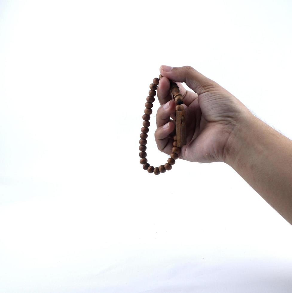 mano Tenere preghiera perline isolato su un' bianca sfondo foto