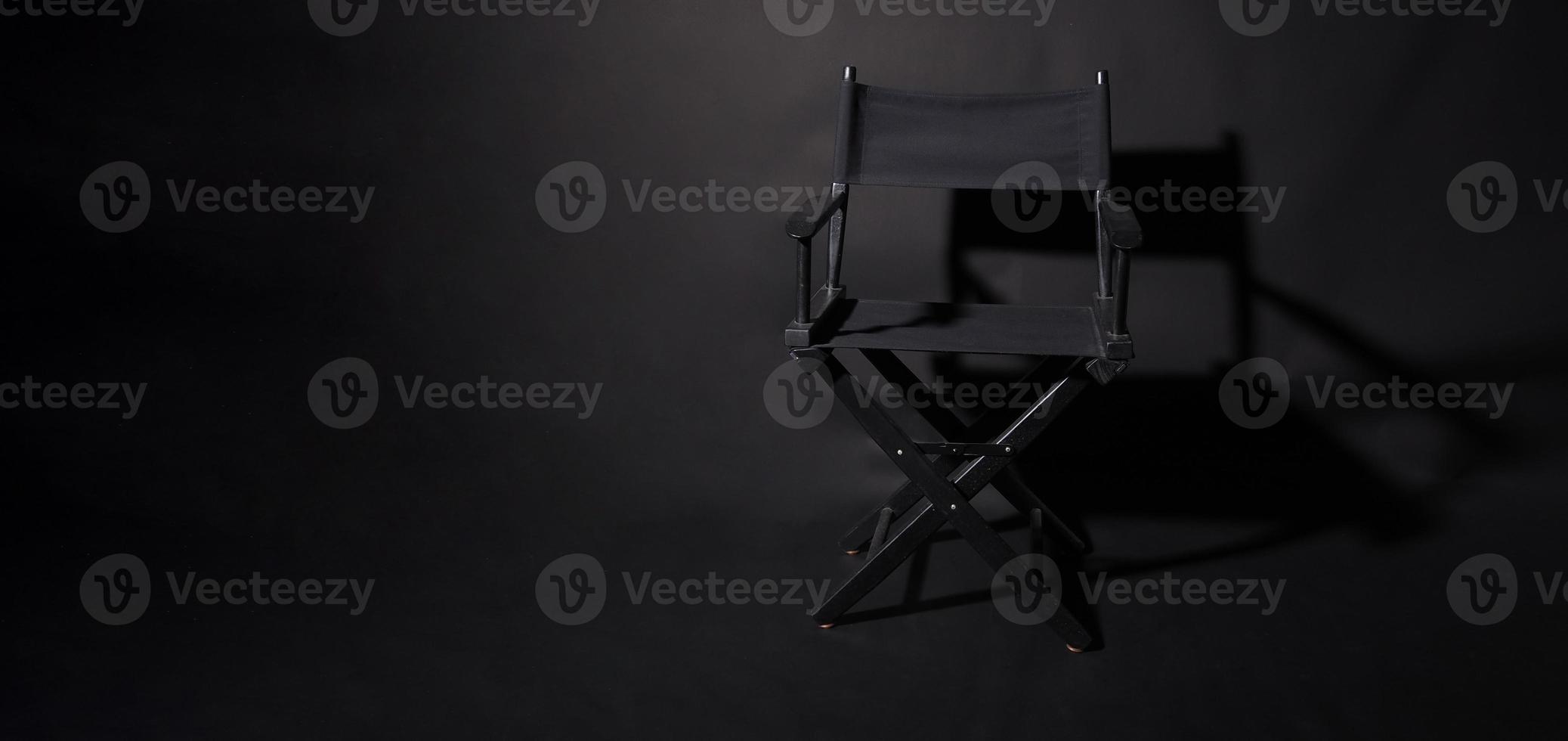 nero direttore sedia isolato su nero sfondo. foto