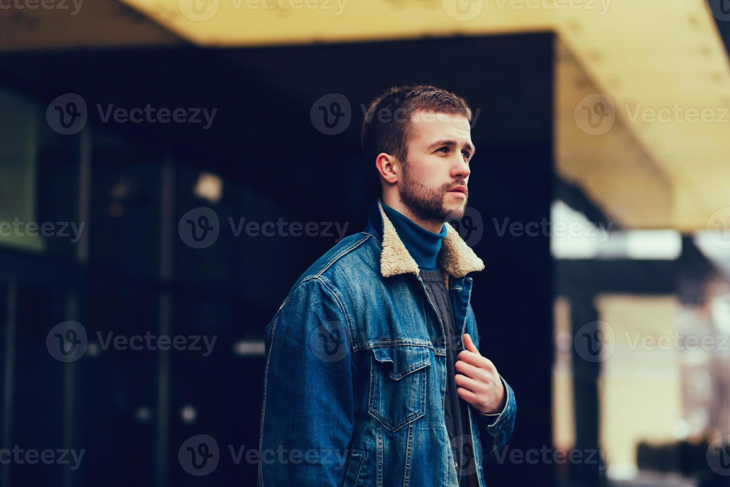 ritratto di un giovane uomo bello foto