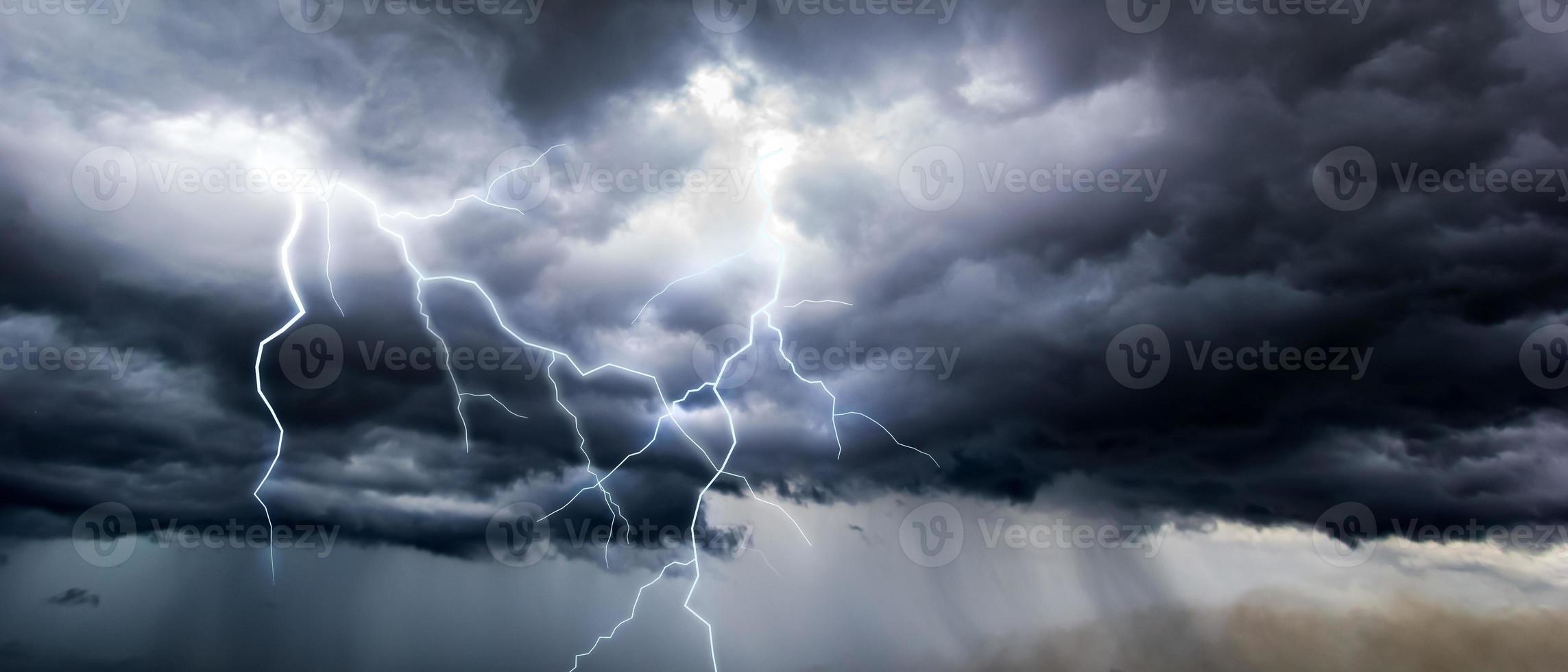 il buio cielo aveva nuvole si riunirono per il sinistra e un' forte tempesta prima esso piovuto.male tempo metereologico cielo. foto