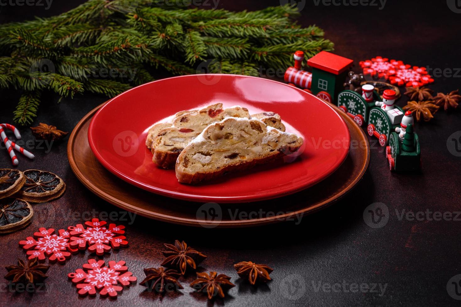 gustoso Natale Stollen con marzapane, secco frutta e noccioline foto