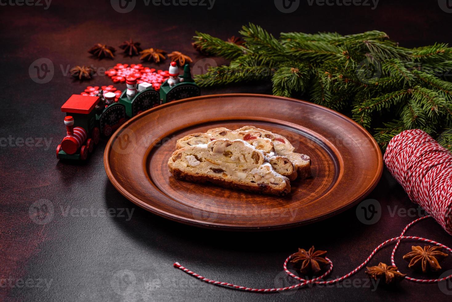 gustoso Natale Stollen con marzapane, secco frutta e noccioline foto