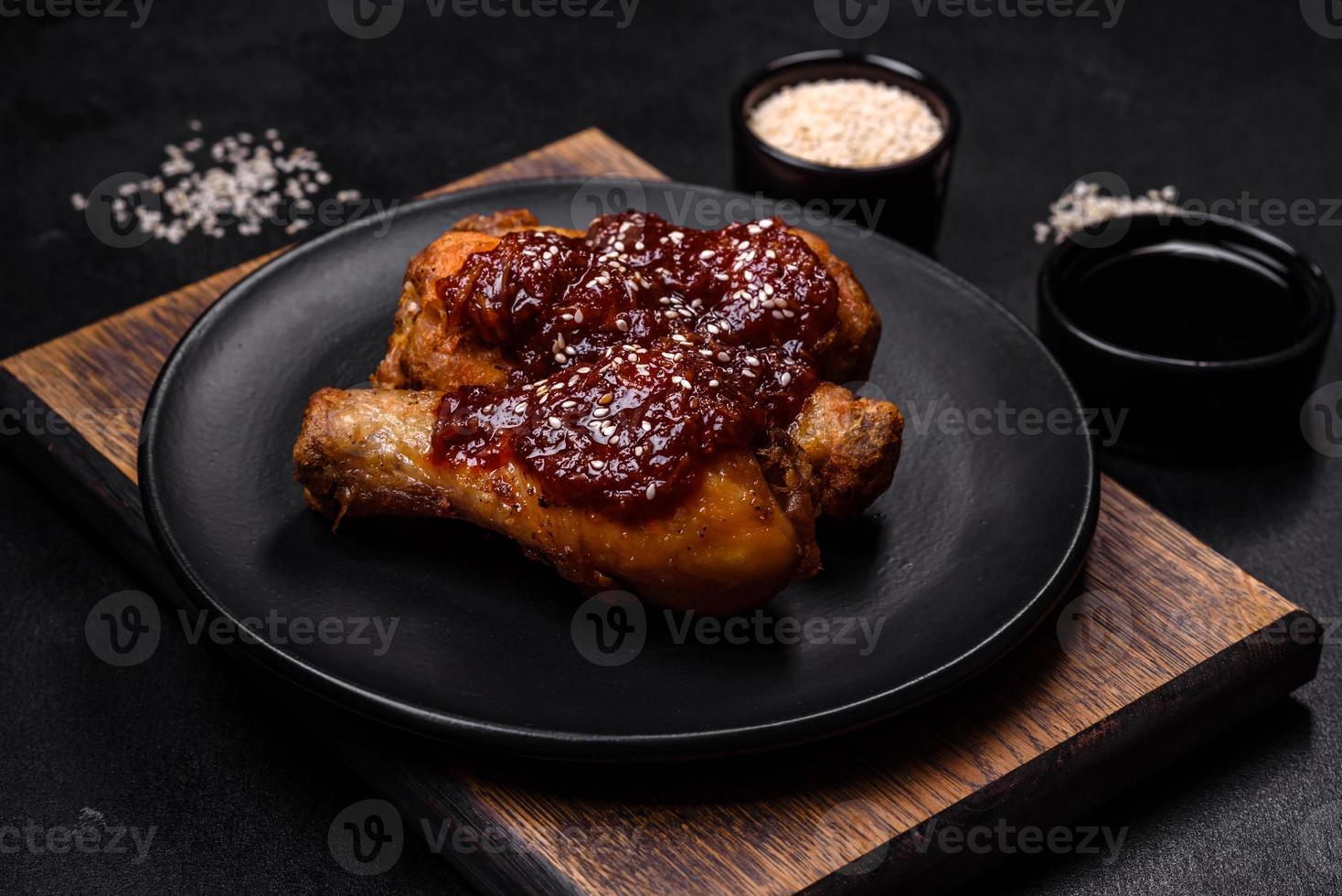 gustoso speziato pollo gambe con teriyaki salsa e sesamo semi foto
