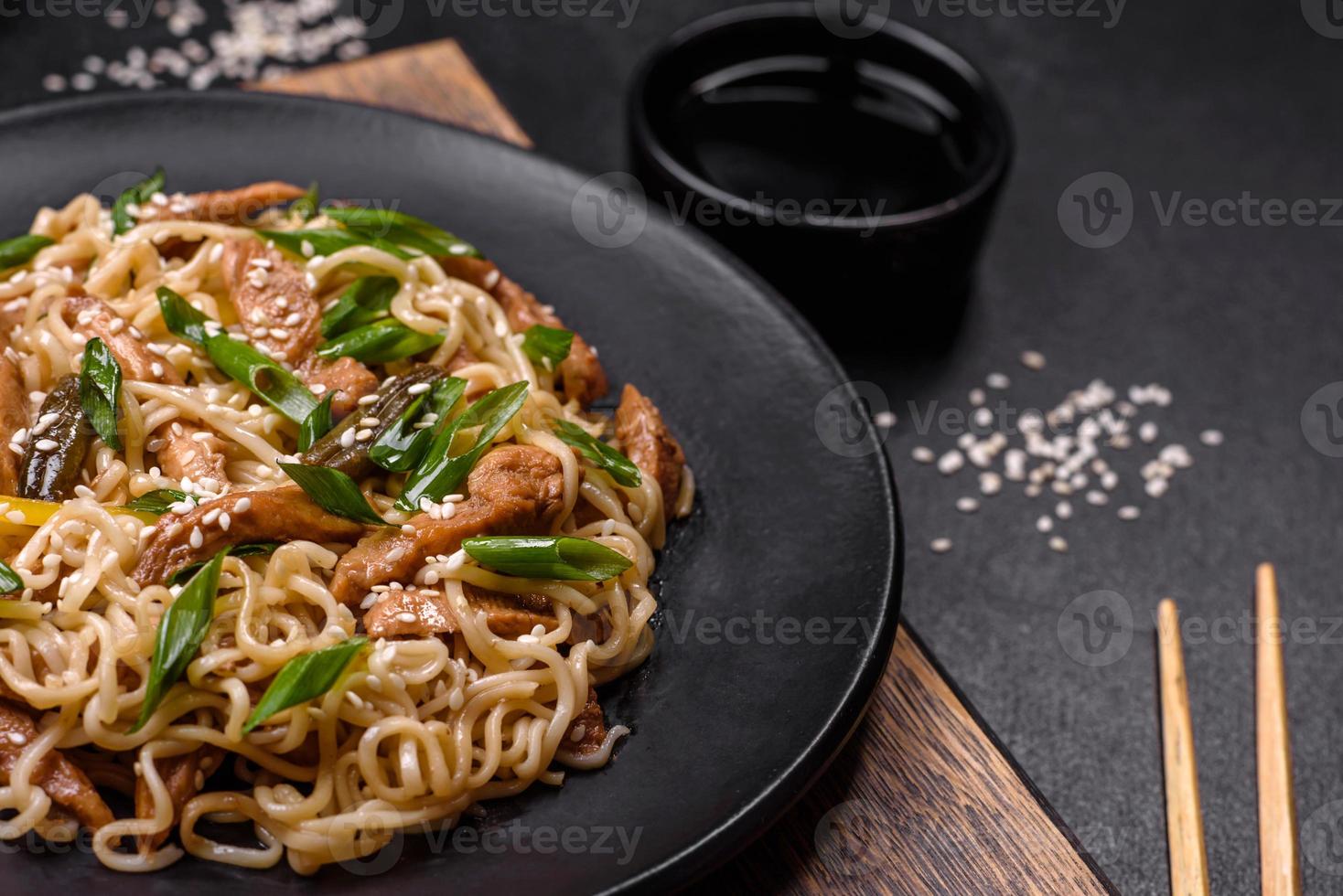 gustoso piatto di asiatico cucina con riso tagliatelle, pollo, asparago, Pepe, sesamo semi e soia salsa foto