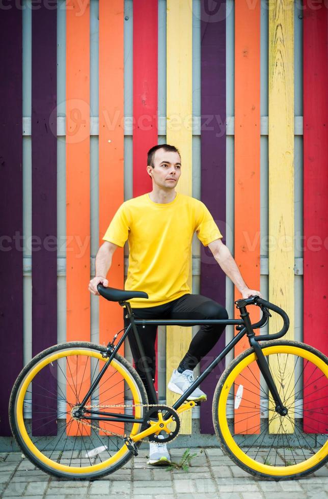 ritratto di un giovane con una bicicletta. foto