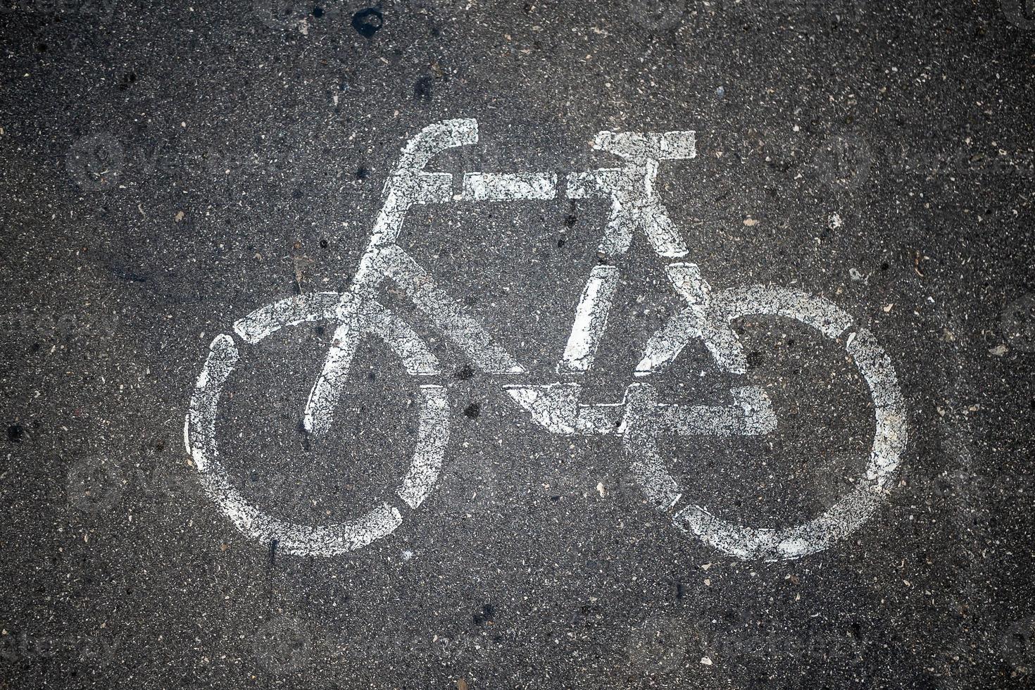bicicletta o strada cartello. su asfalto. il Visualizza a partire dal il superiore. foto