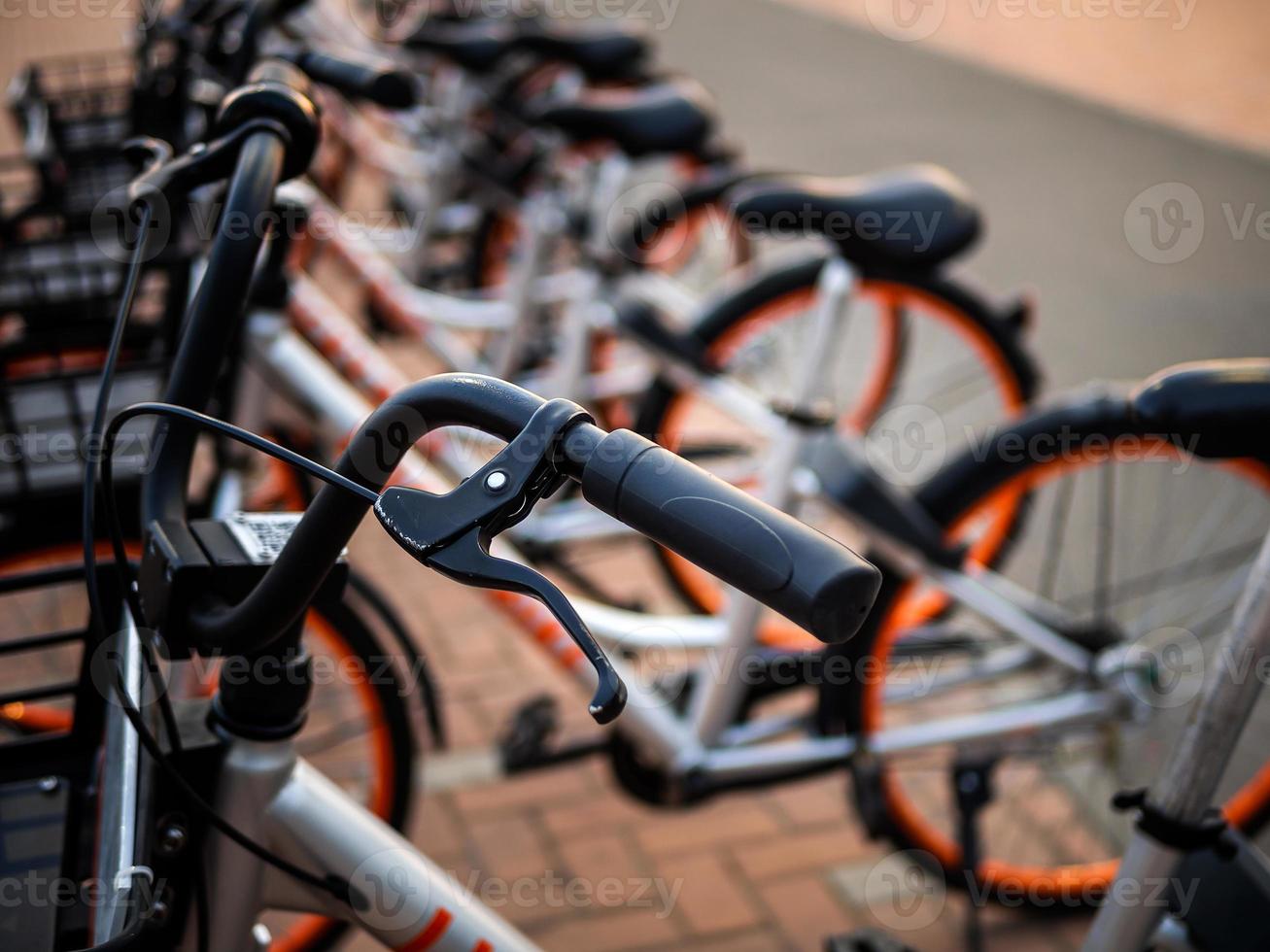 bicicletta noleggio su il principale strada di il città. bicicletta condivisione sistema. foto