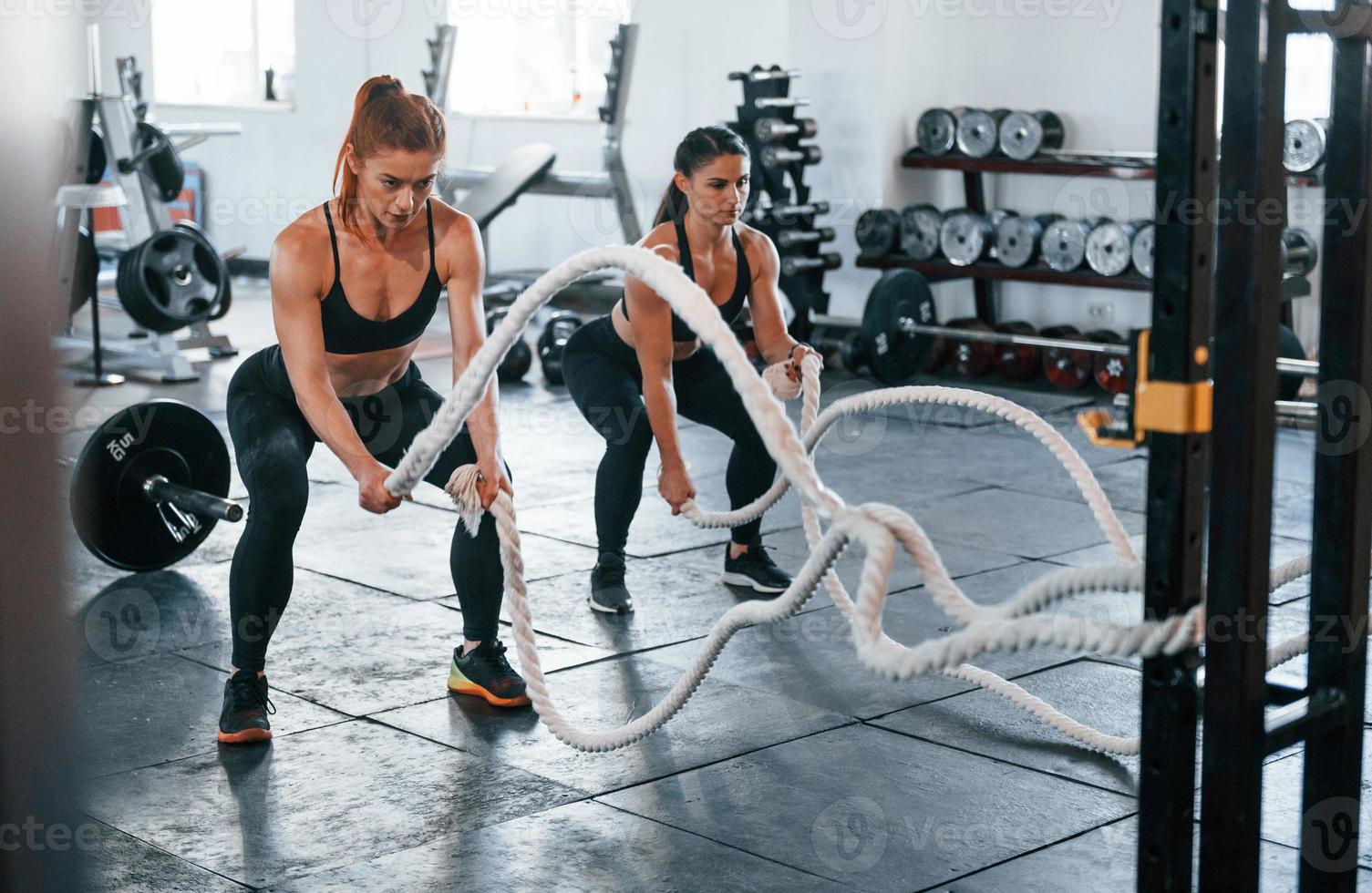 giovane persone con allegro corpo forme fare CrossFit di utilizzando nodi foto