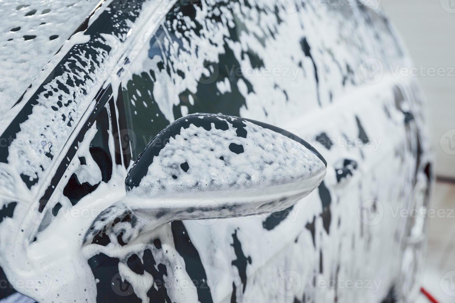 nuovo moderno auto nel sapone parcheggiata al chiuso. concezione di servizio foto