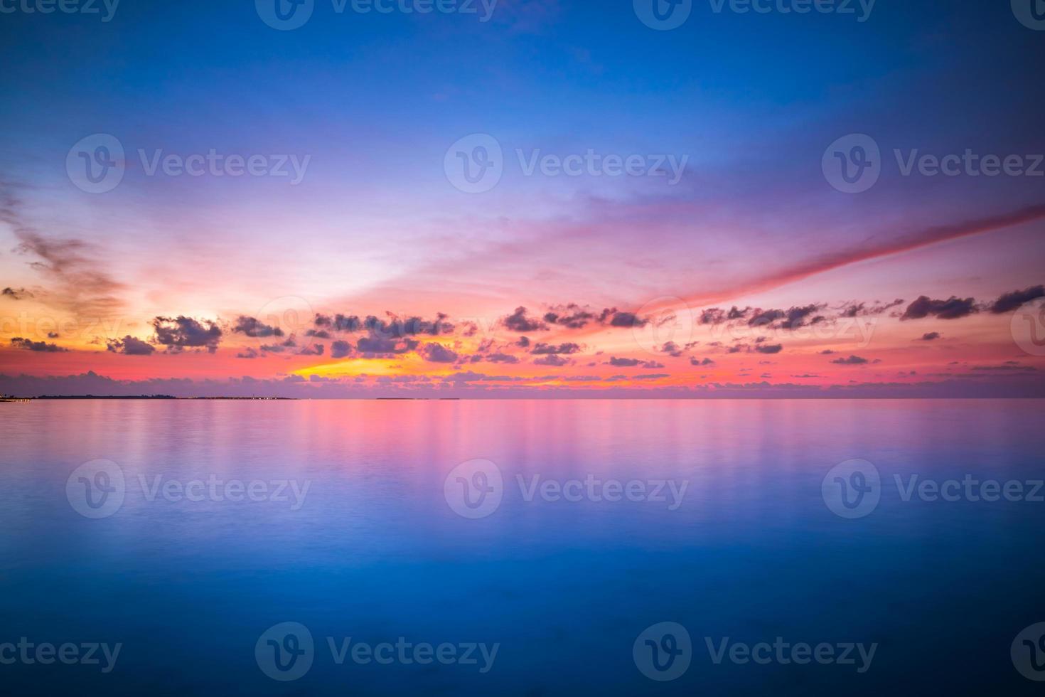 ispirazione calma mare con tramonto cielo. meditazione oceano e cielo sfondo. colorato orizzonte al di sopra di il acqua. calma, zen, la tranquillità concetto, la libertà e spensierato disegno, natura scenario foto