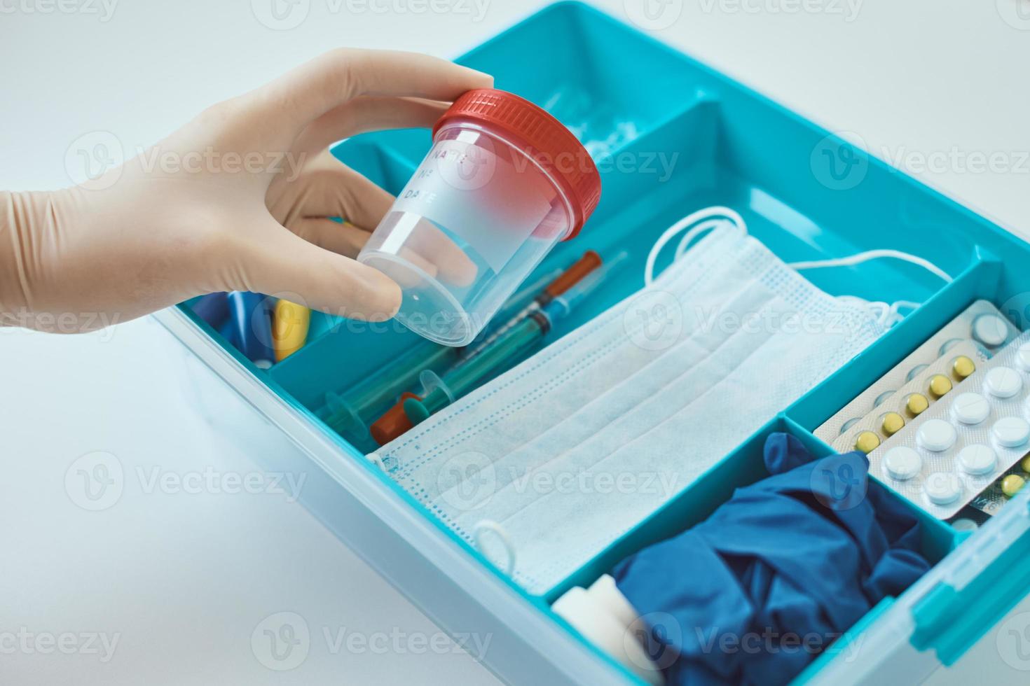 mani nel medico guanti prendere test tazza a partire dal medicina scatola foto