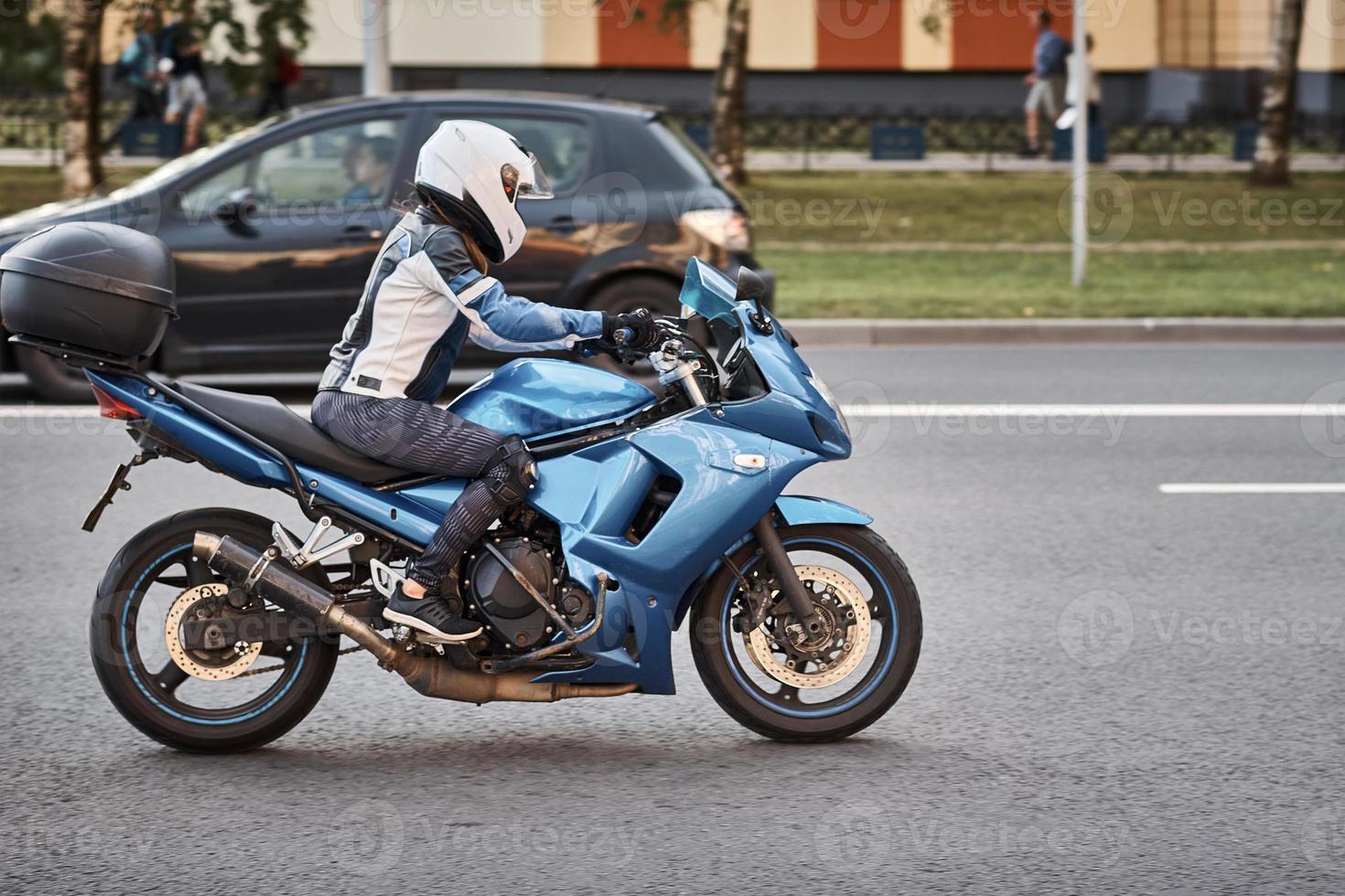 motociclo autista equitazione bicicletta nel il città strada foto