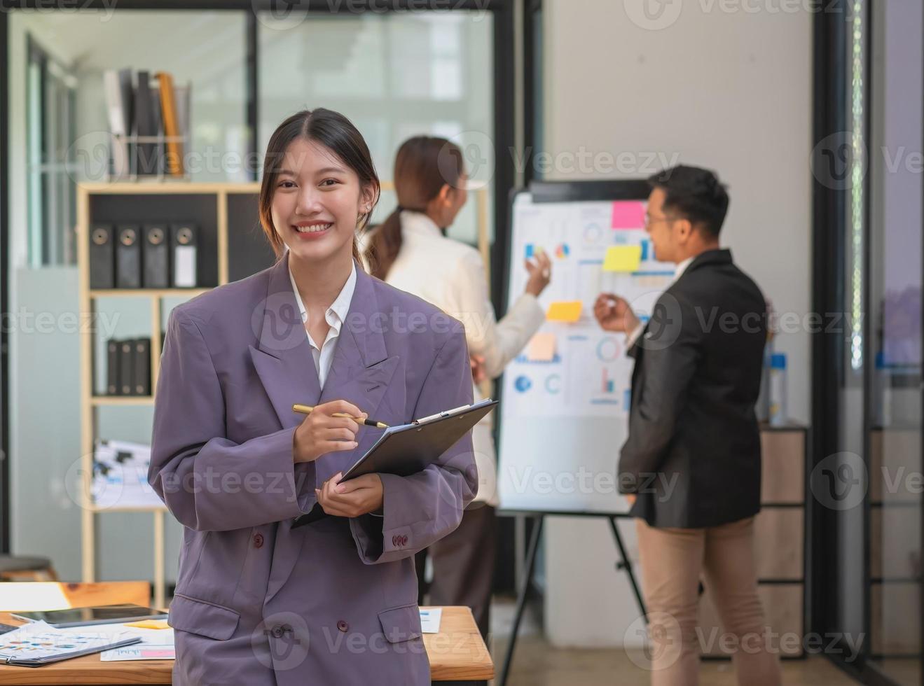 marketing, finanziario, contabilità, pianificazione, asiatico donna d'affari squadra capo con bellissimo le foglie sorrisi mostrando gioia dopo riuscito azienda opera. foto