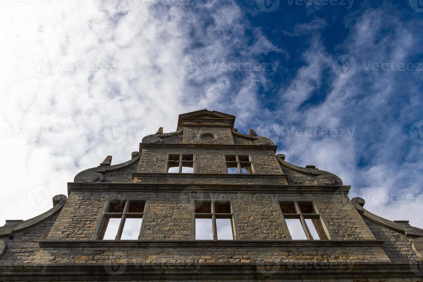 proprietà terriera rovine nel Estonia su un' soleggiato giorno foto