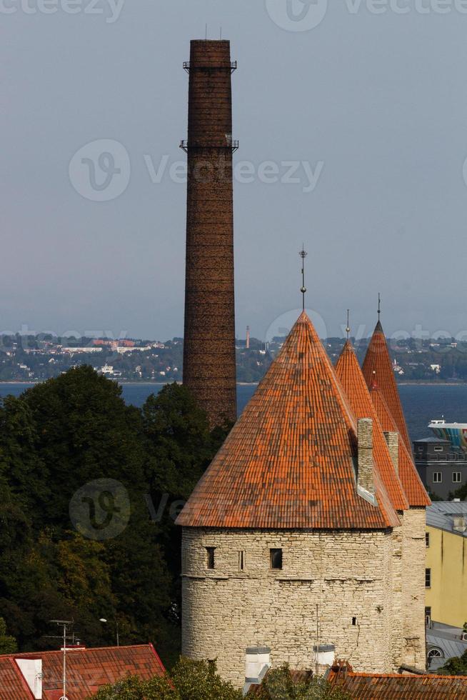 vecchio cittadina di Tallinn nel estate foto