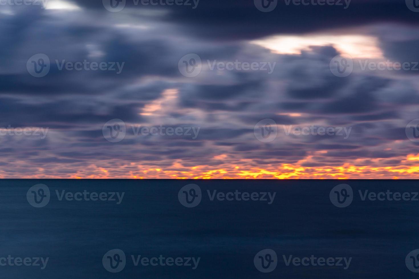 baltico mare costa con ciottoli e ghiaccio a tramonto foto