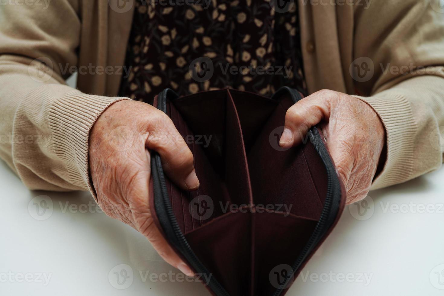 pensionato anziano donna conteggio monete i soldi e preoccupazione di mensile spese e trattamento tassa pagamento. foto