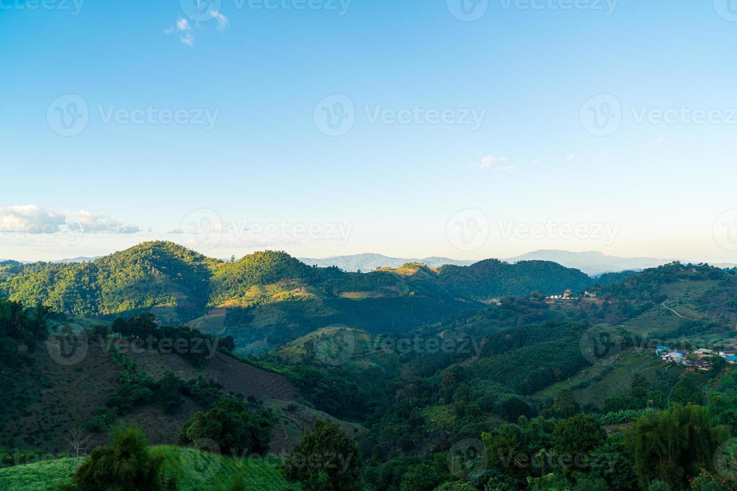 bellissimo montagna collina con cielo foto