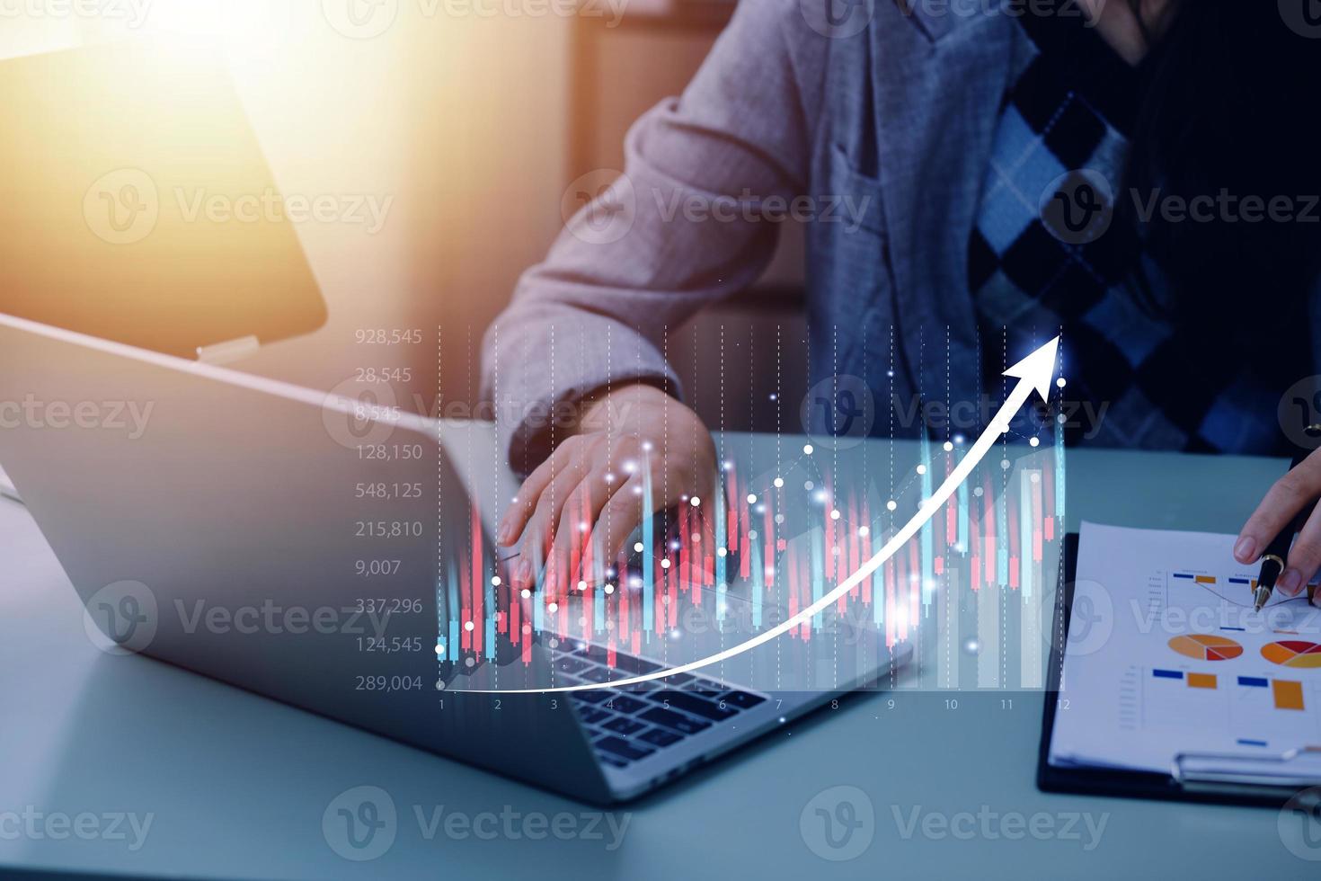 pianificazione e strategia, azione mercato, attività commerciale crescita, progresso o successo concetto. uomo d'affari o commerciante è uso tavoletta con in crescita virtuale ologramma azione grafico, investire nel commercio. investimento tecnico. foto