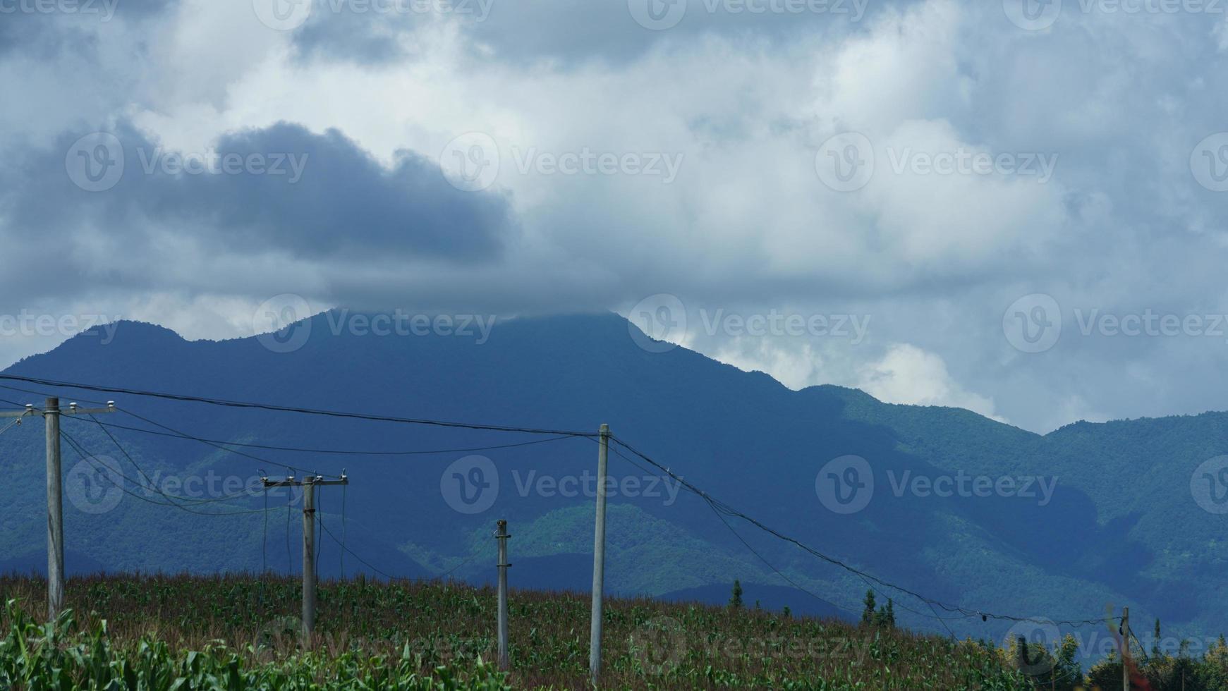 il bellissimo montagne Visualizza con il nuvoloso cielo e valle tra loro foto