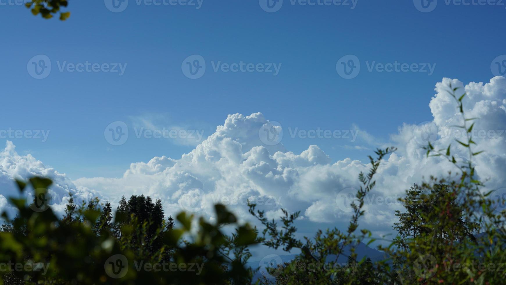 il blu cielo Visualizza con il bianca nuvole nel estate foto