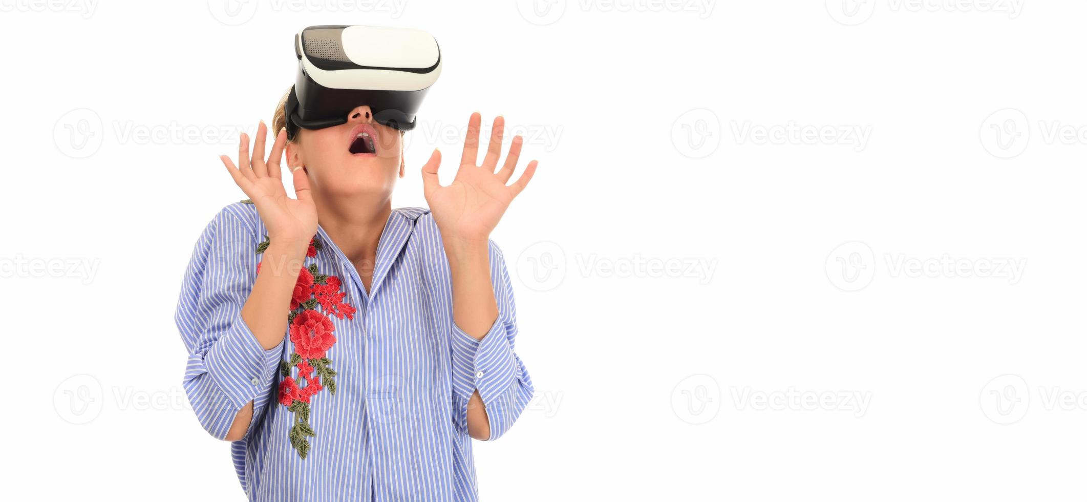 bella bellissimo eccitato donna nel vr cuffia guardare su e provando per toccare oggetti nel virtuale la realtà foto