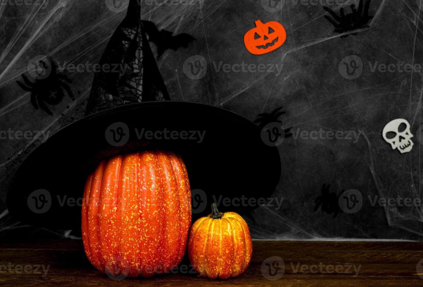 Halloween concetto con zucca con strega cappello contro buio sfondo. bandiera nel nero e arancia colori. foto