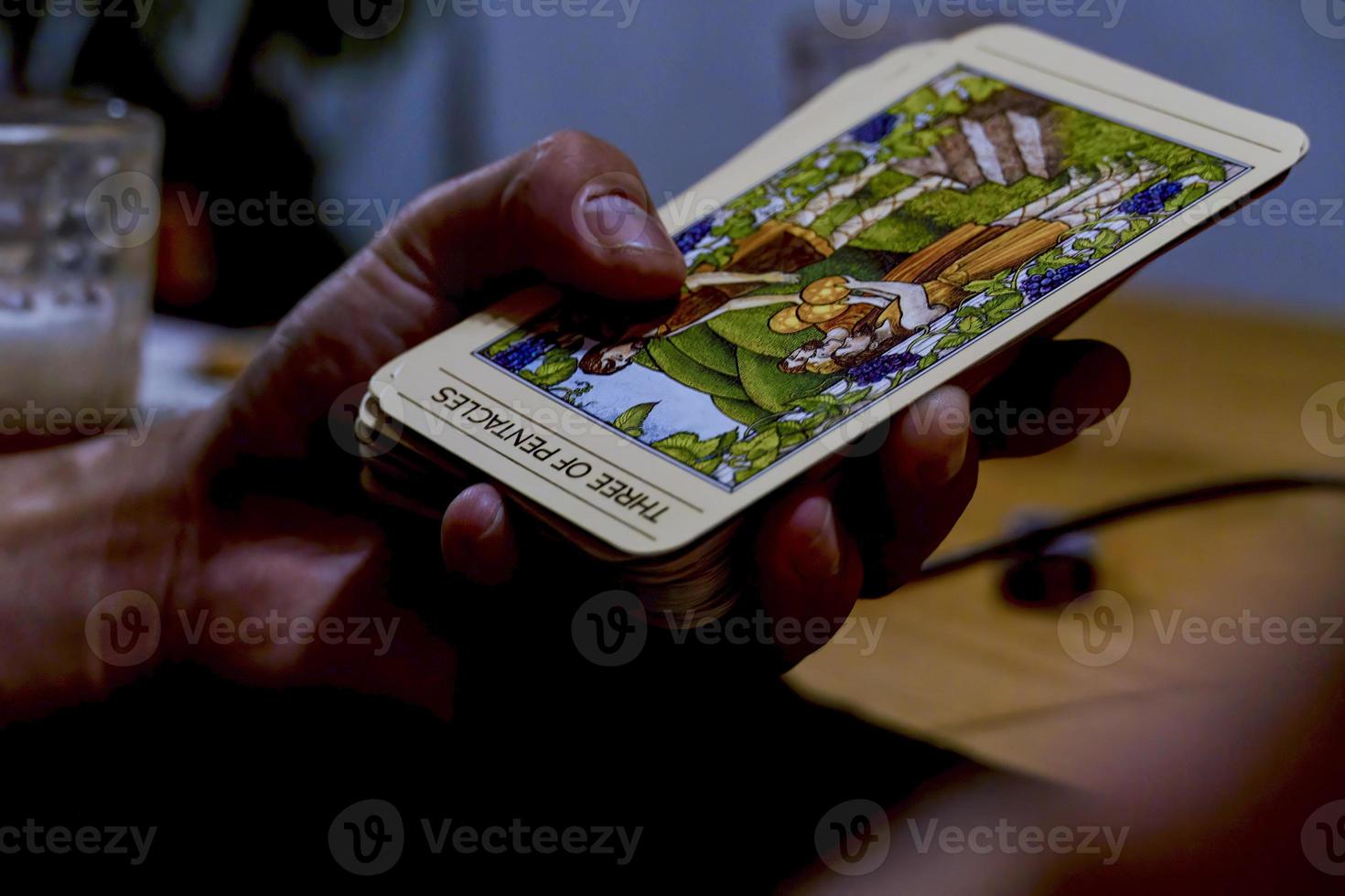 giovane uomo lettura tarocco carte per il suo cliente, Messico latino America foto