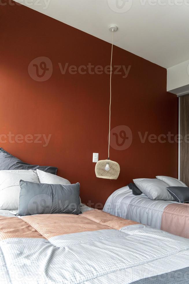 Hotel airbnb camera con appena fatto re dimensioni letto con testiera, perfettamente pulito e stirato lenzuola foto