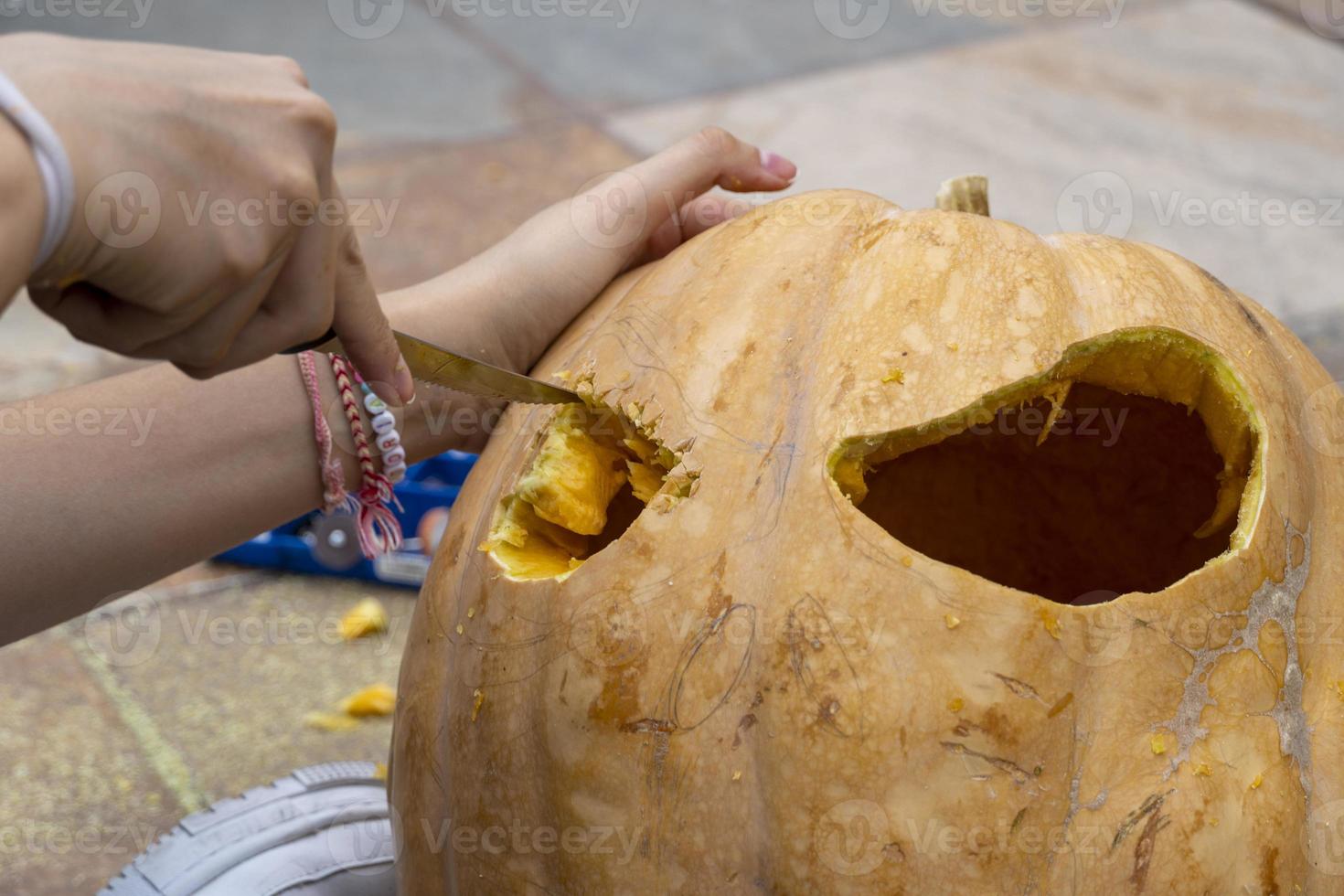 mani di vecchio maschio contadino solleva sopra il suo testa grande zucca su giardino letto raccolta concetto foto