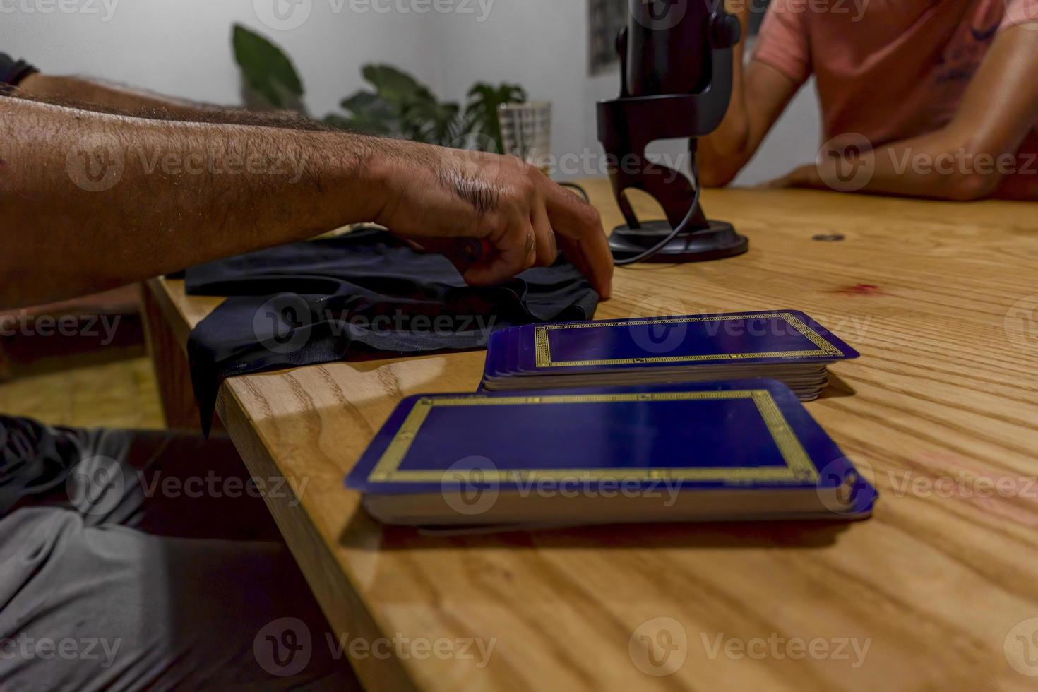 giovane uomo lettura tarocco carte per il suo cliente, Messico latino America foto