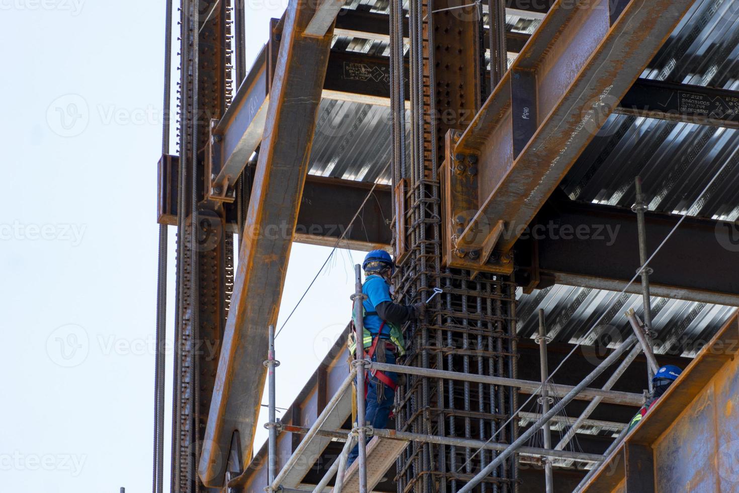 uomo saldatura acciaio su un' trave a altezza, edificio struttura, Messico Guadalajara foto