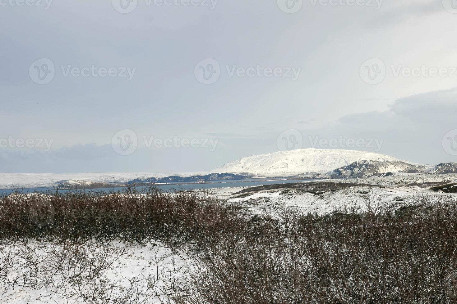 un' tipico islandese paesaggio con montagne, fiumi, neve e vegetazione 13 foto