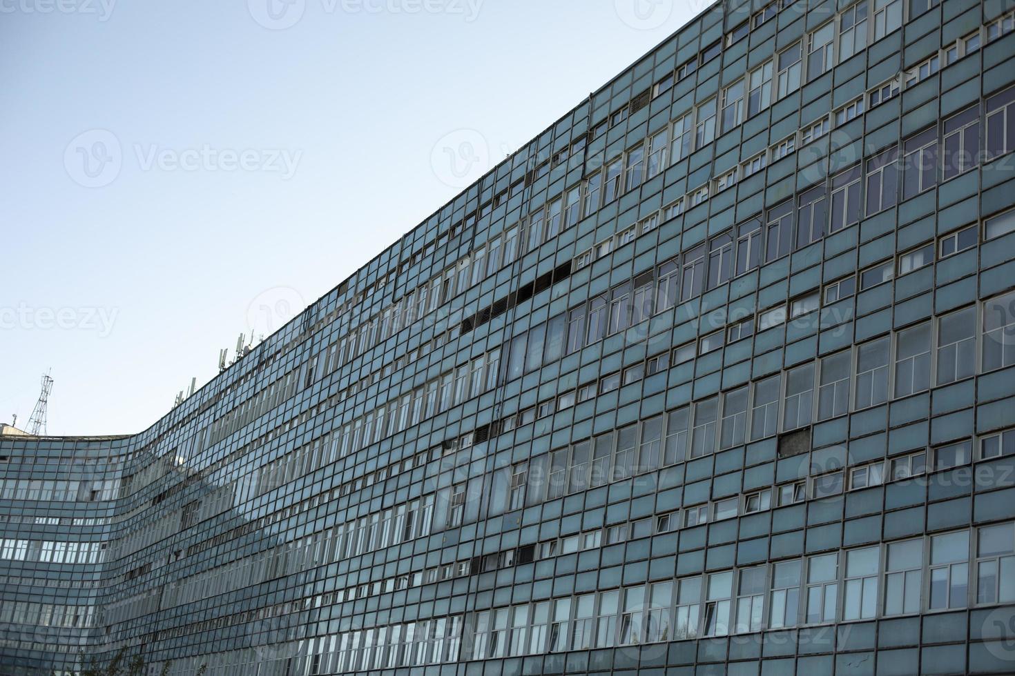 edificio nel città. Casa con finestre. architettura nel dettaglio. foto