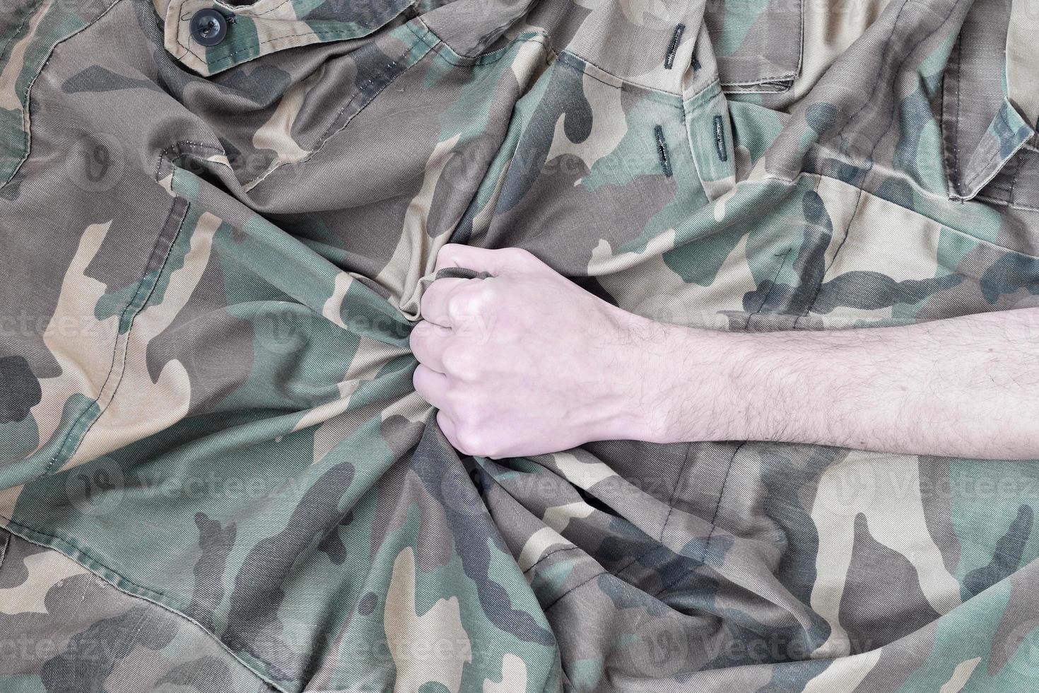 il giovane soldato stretto a il tessuto di il militare uniforme di secondo mondo guerra foto