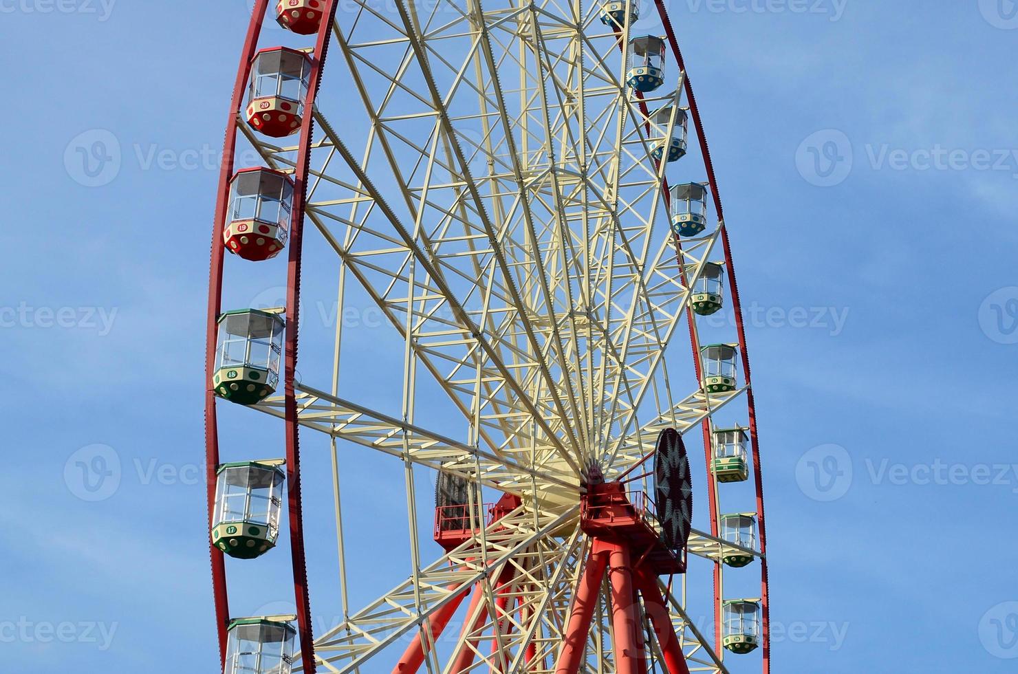 divertimento Ferris ruota contro il chiaro blu cielo foto