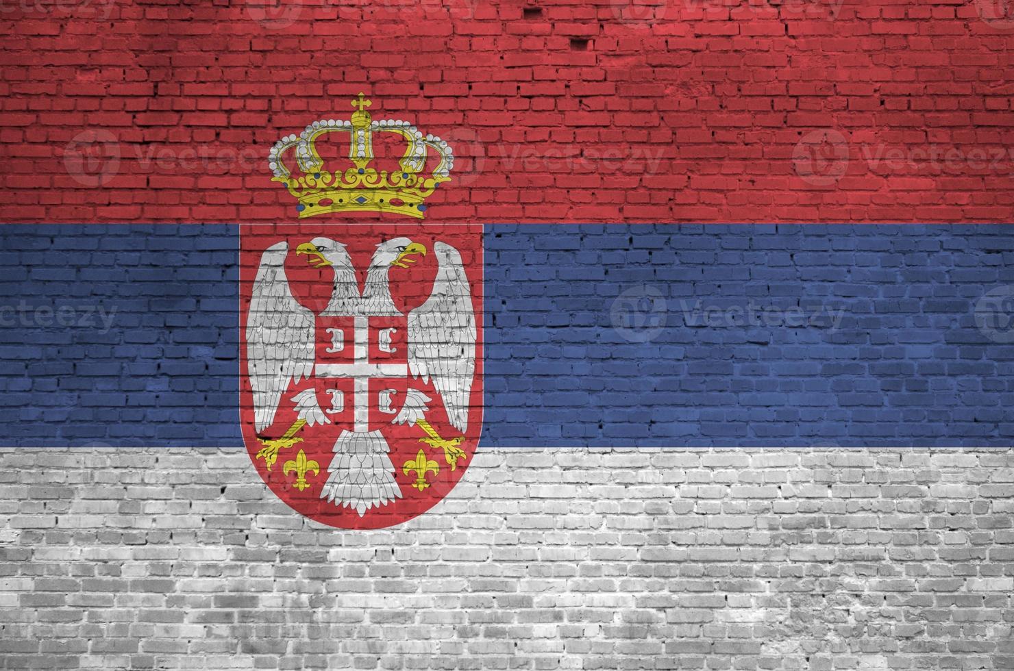 Serbia bandiera raffigurato nel dipingere colori su vecchio mattone parete. strutturato bandiera su grande mattone parete opere murarie sfondo foto