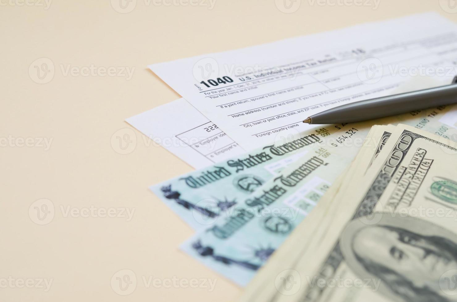 1040 individuale reddito imposta ritorno modulo con rimborso dai un'occhiata e centinaio dollaro fatture su beige sfondo foto