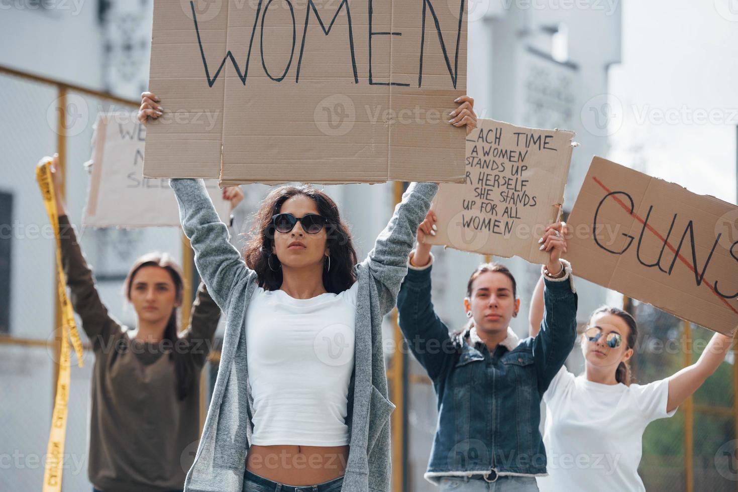 camminando in avanti. gruppo di donne femministe protestano per i loro diritti all'aperto foto