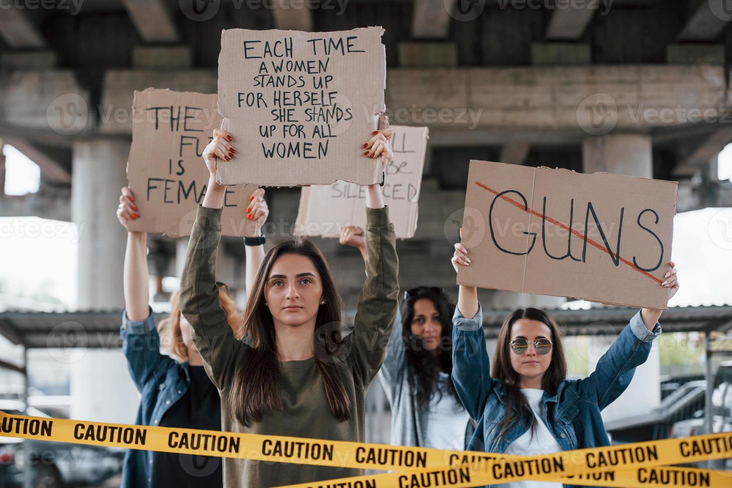 abbiamo dei diritti. un gruppo di donne femministe ha protestato all'aperto foto