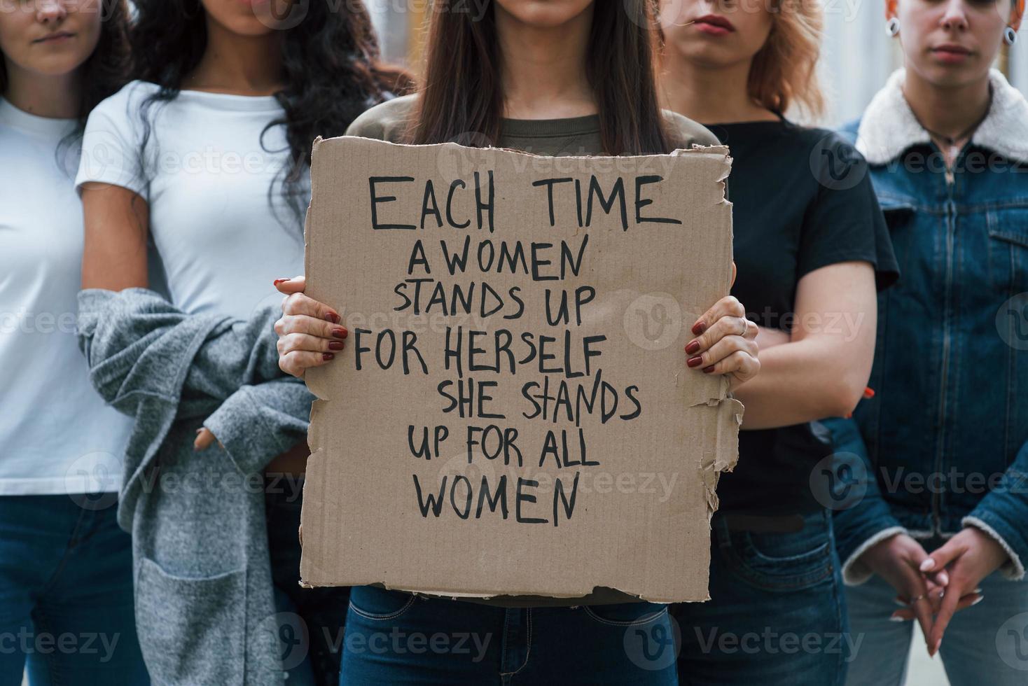 concentrazione al poster. gruppo di donne femministe protestano per i loro diritti all'aperto foto