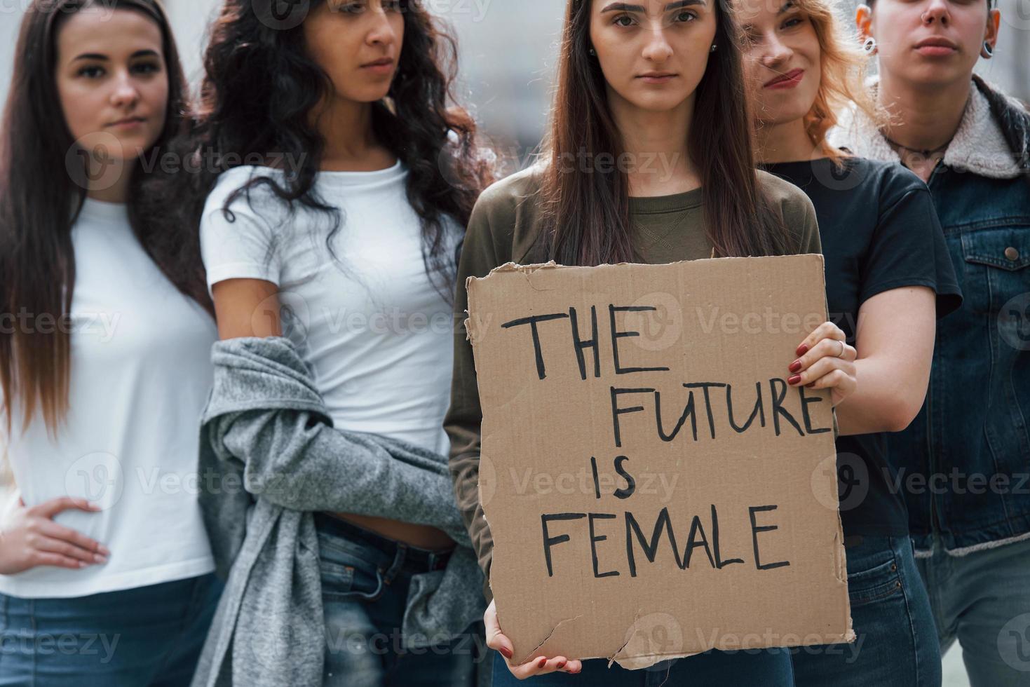 vogliono essere ascoltati oggi. gruppo di donne femministe protestano per i loro diritti all'aperto foto