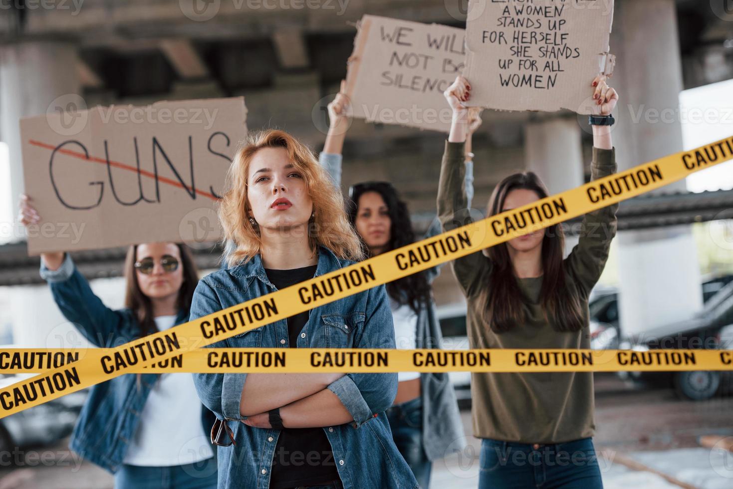 guardando lontano. gruppo di donne femministe protestano per i loro diritti all'aperto foto