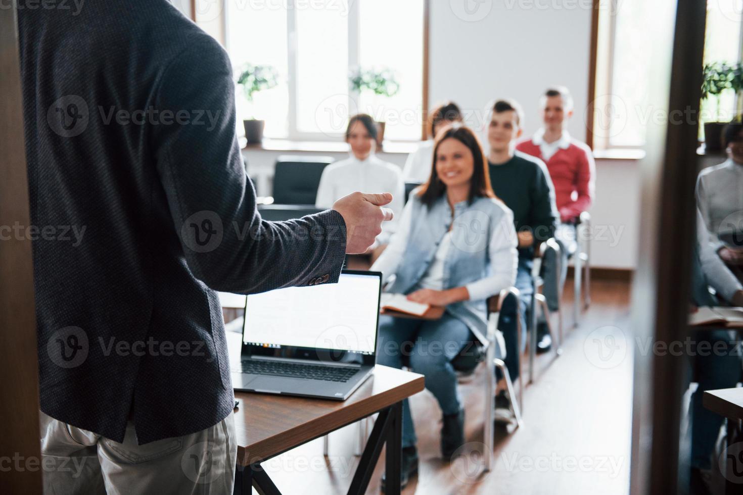 umore allegro. gruppo di persone alla conferenza di lavoro nella moderna classe durante il giorno foto