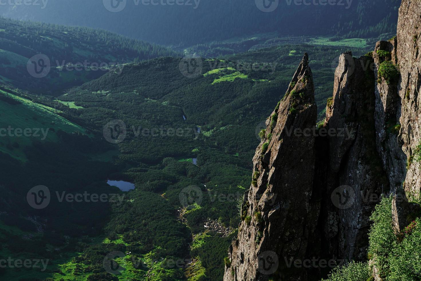 su il bordo su il collina. acuto rocce. maestoso carpazi montagne. bellissimo paesaggio. mozzafiato Visualizza foto