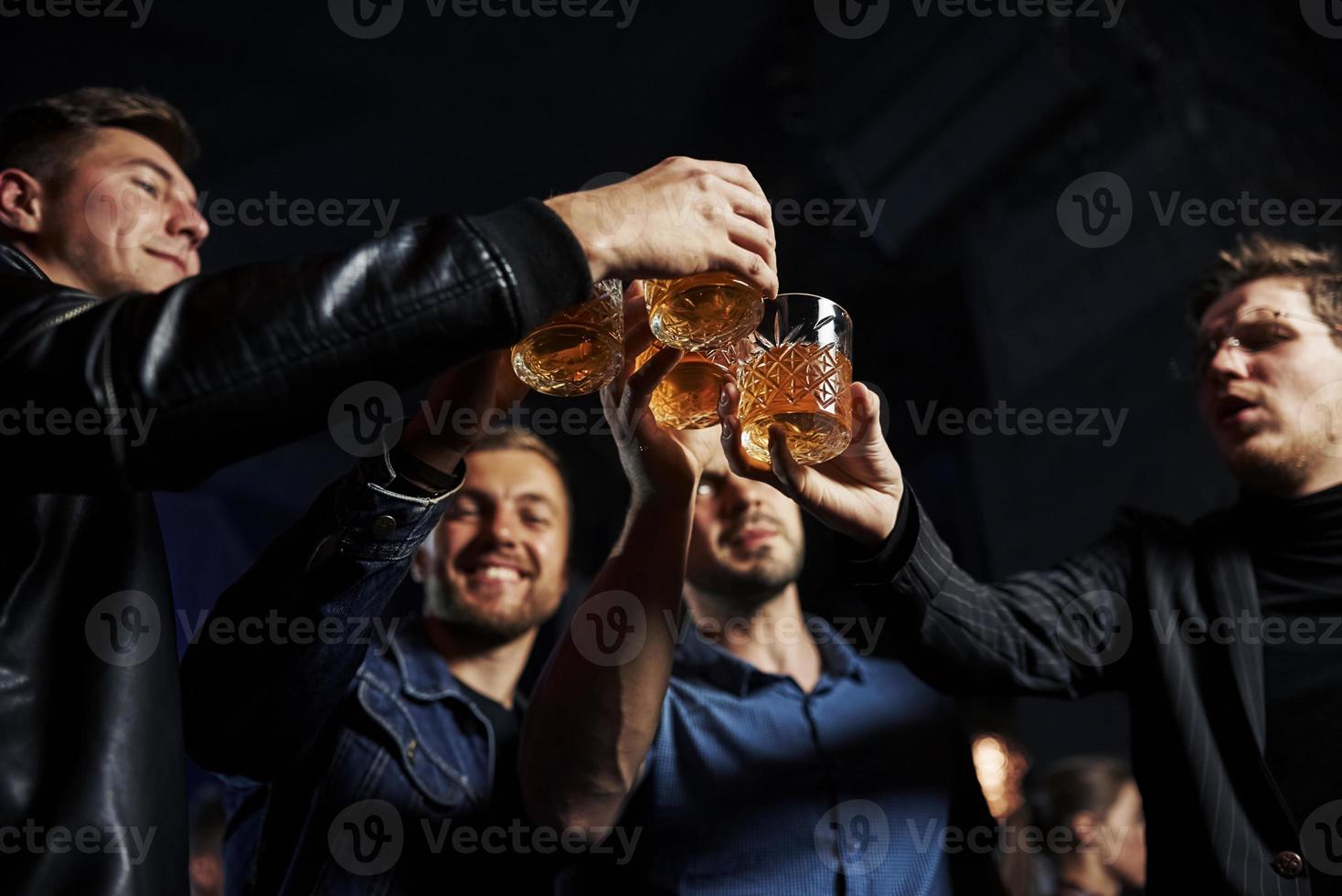 concezione di vita notturna. persone avere divertimento nel il club. con alcool nel mani foto